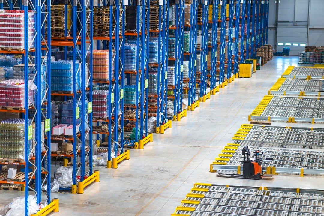 Large, organized commercial distribution logistics warehouse